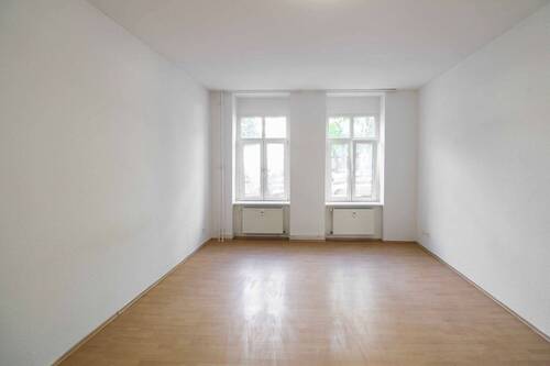 01. Wohnzimmer - 2-Zimmer Souterrain Wohnung mit EBK und zwei Bädern! Bezugsfrei!