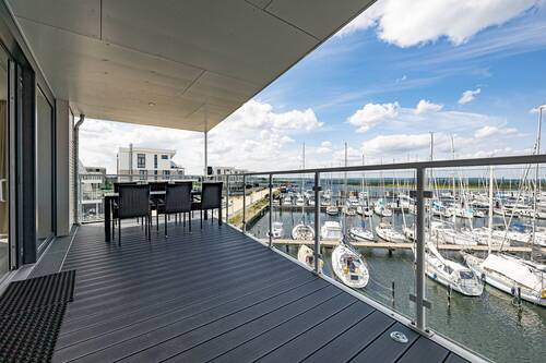 Balkon mit Ausblick über die Marina und die Ostsee - 