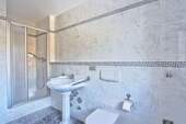 Badezimmer mit separatem Duschbad - 