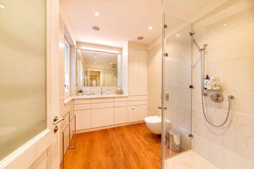 Badezimmer mit Dusche - 