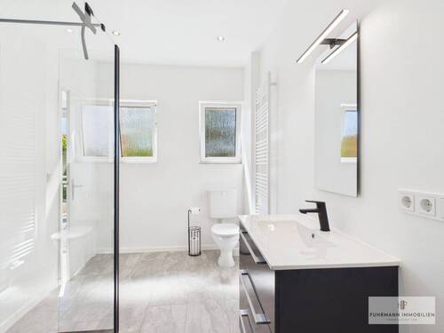 Modernes Tageslichtbad mit bodengleicher Dusche - 