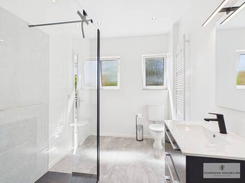 Modernes Tageslichtbad mit bodengleicher Dusche - 