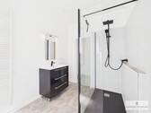 Modernes Tageslichtbad mit bodengleicher Dusche - 