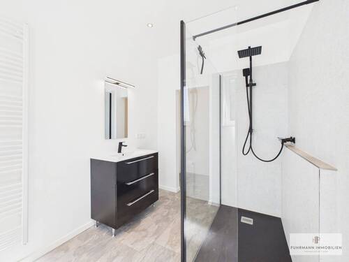 Modernes Tageslichtbad mit bodengleicher Dusche - 