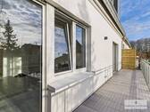 Sonniger Balkon als Erweiterung des Wohnraums - 