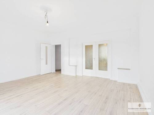 Lichtdurchflutetes Wohnzimmer mit offener Raumwirkung - 3 Zimmer Etagenwohnung zur Miete in Saarbrücken