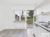 Offene Küche mit viel Tageslicht und Zugang zum Balkon - 3 Zimmer Etagenwohnung in Saarbrücken