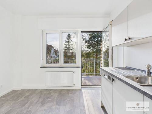 Offene Küche mit viel Tageslicht und Zugang zum Balkon - 3 Zimmer Etagenwohnung in Saarbrücken