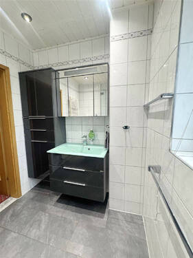Modernisiertes Badezimmer im Obergeschoss - 