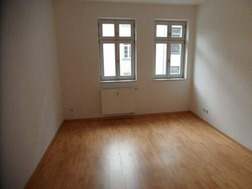 Schlafzimmer, Laminat, 2 Fenster - 