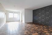 Wohnzimmer_EG - Zentral gelegen: 3-ZKB mit Stellplatz & Fußbodenheizung - provisionsfrei