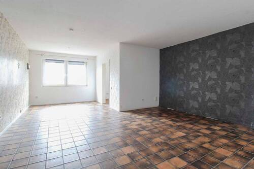 Wohnzimmer_EG - Zentral gelegen: 3-ZKB mit Stellplatz & Fußbodenheizung - provisionsfrei