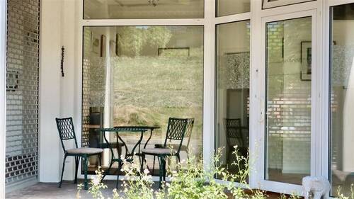 Sitzmöglichkeit beim Eingang - 