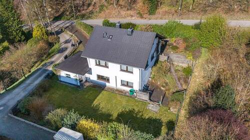 Luftbild - WOHNEN IM GRÜNEN - EINFAMILIENHAUS MIT SONNENGRUNDSTÜCK UND EXPERTENEMPFEHLUNG ZUR SANIERUNG