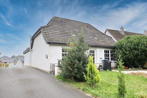 Front links - 6 Zimmer Mehrfamilienhaus, Wohnhaus zum Kaufen in Wilster