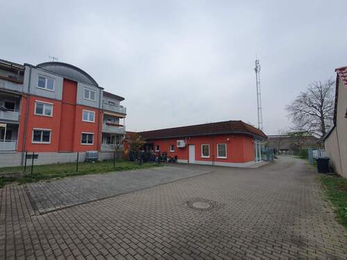 Rückansicht Gewerbeobjekt / Zufahrt - 