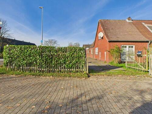 Ansicht/ Str. - **Husumer Rotklinkerhaus in Sackgassenlage**