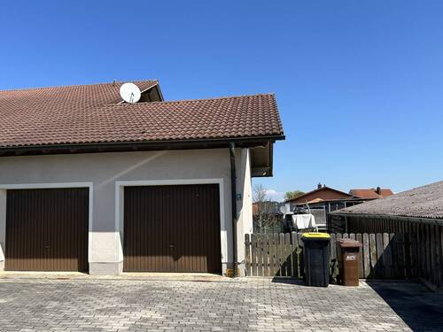 Garagen und Zufahrt - 