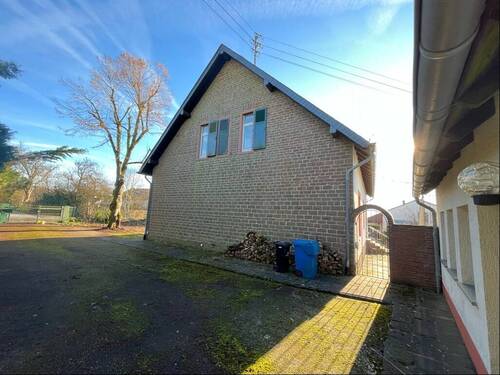 Zufahrt/ Seitenansicht Hauptgebäude - 