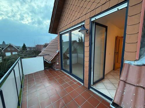 Großer Sonnenbalkon - Helle 3-Zimmer-Dachgeschosswohnung mit Südbalkon, Stellplatz und großem Abstellraum