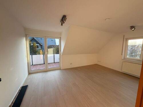 Wohnzimmer mit Zugang zum Balkon - 3 Zimmer Etagenwohnung zur Miete in Vechta