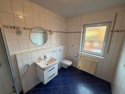 Badezimmer mit Dusche und Waschmaschinenanschluss - 