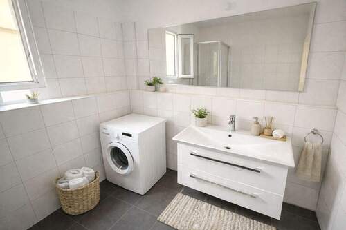 Badezimmer (KI optimiert) - Etagenwohnung mit 68,20 m&sup2; in Düsseldorf zum Kaufen