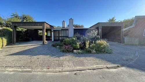 Auffahrt mit Carports - 