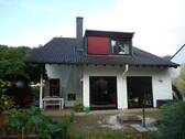 Rückansicht mit überdachtem Grillplatz - 6 Zimmer Einfamilienhaus in Kreuzau
