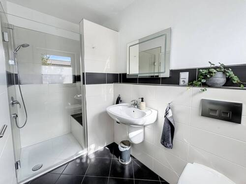 Gäste-WC mit Dusche - 