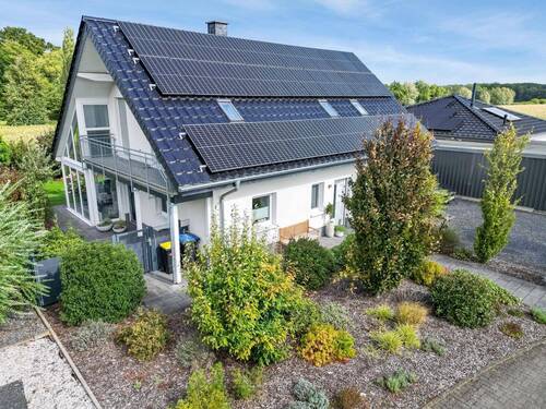 Hausansicht - Klasse Einfamilienhaus (KfW-70-Standard) mit großzügigem Wohnkomfort und moderner Ausstattung, idyllischem Garten