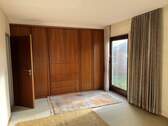 Schlafzimmer mit Zugang zum Bad und in den Garten - 