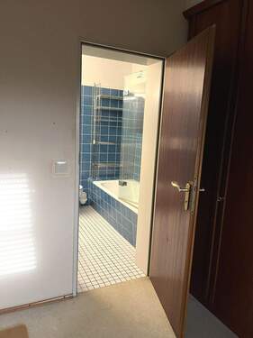 Badezimmer mit Zugang vom Schlafzimmer - 