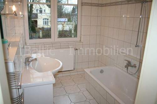 Bad - Fenster zur Straße - 