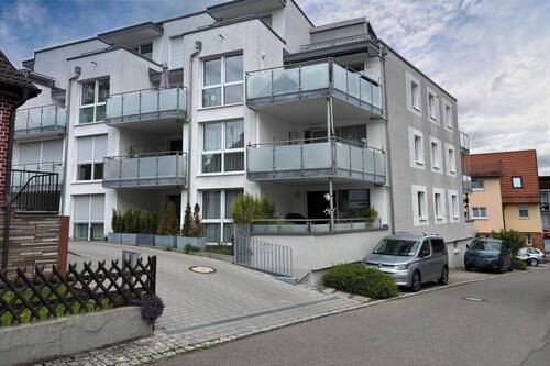 Außenansicht - Moderne 4½-Zimmer-Wohnung mit zwei Terrassen, Aufzug & zwei Stellplätzen in ruhiger Lage