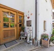 Idyllisch wohnen im Enkendorf - charmantes Häuschen mit Bachlauf und Wohlfühlcharakter | Terrasse, Scheune & Carport - Wehr