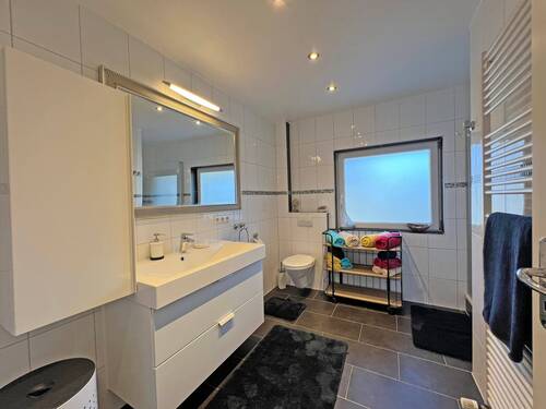 Helles und modernes Badezimmer im Obergeschoss - 
