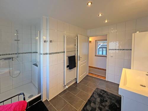 Helles und modernes Badezimmer im Obergeschoss - 