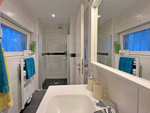 Modernes Badezimmer (kleine Ferienwohnung)) - 