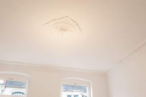 Deckenstuck - Renovierte 2-Zimmer-Wohnung im 2.OG mit Süd-Balkon & Tageslichtbad - sofort bezugsfrei!