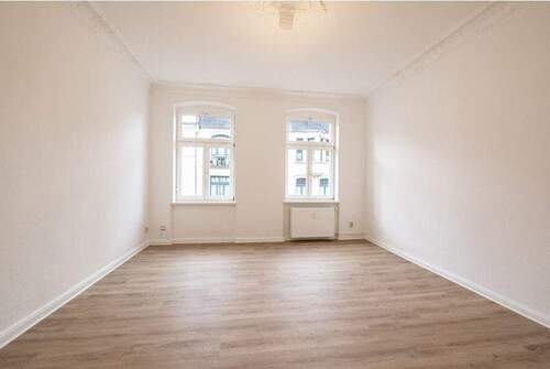 Wohnzimmer mit Deckenstuck - 2 Zimmer Etagenwohnung zum Kaufen in Schwerin