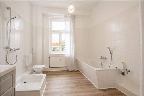 großzügiges Badezimmer - Etagenwohnung mit 70,00 m&sup2; in Schwerin zum Kaufen