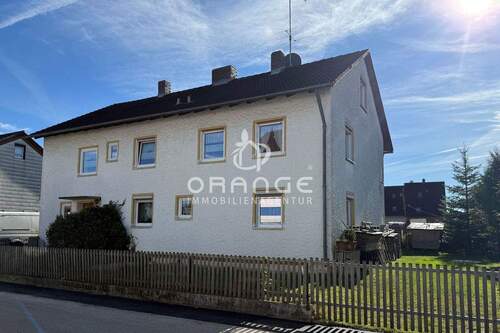 Titelbild - *** Vielseitig nutzbares 2-Familienhaus mit Ausbau-Potenzial in zentraler Lage von Moorenweis ***