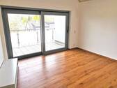 Wohnung OG - Wohnzimmer mit Balkonausgang - 