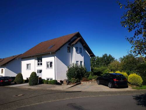 Strassenfront und Eingang - 9 Zimmer Mehrfamilienhaus, Wohnhaus zum Kaufen in Dreifelden