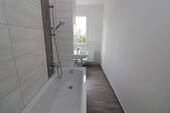 Beispiel Bad mit Wanne - Badenixen aufgepasst...neu sanierte 3-RW mit Wanne u. Balkon!!!
