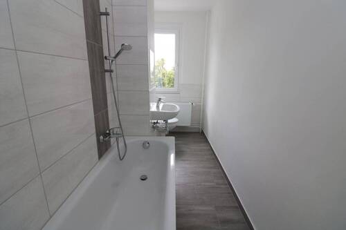 Beispiel Bad mit Wanne - Badenixen aufgepasst...neu sanierte 3-RW mit Wanne u. Balkon!!!