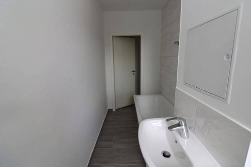 Beispiel Bad mit Wanne - 3 Zimmer Etagenwohnung zur Miete in Freiberg