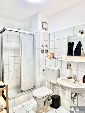 Bad mit Dusche - 