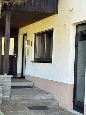 Hauseingang - 9 Zimmer Mehrfamilienhaus, Wohnhaus zum Kaufen in Vogt